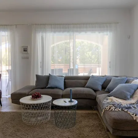 Sapphire - Luxury 5br Designer Retreat With A Private Swimming Pool *