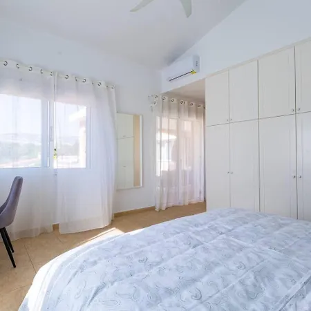 Sapphire - Luxury 5br Designer Retreat With A Private Swimming Pool Peyia