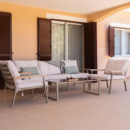 Sapphire - Luxury 5br Designer Retreat With A Private Swimming Pool * Peyia