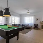 Sapphire - Luxury 5br Designer Retreat With A Private Swimming Pool