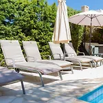 Дом отдыха Sapphire - Luxury 5br Designer Retreat With A Private Swimming Pool *