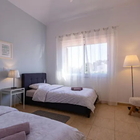 Σπίτι διακοπών Five Bedroom Saphire *