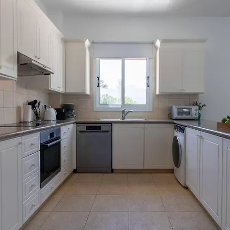 Semesterbostad Sapphire - Luxury 5br Designer Retreat With A Private Swimming Pool Pégeia