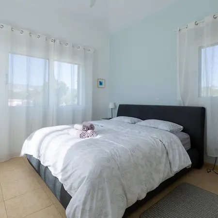 Sapphire - Luxury 5br Designer Retreat With A Private Swimming Pool * Peyia