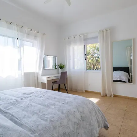 Semesterbostad Sapphire - Luxury 5br Designer Retreat With A Private Swimming Pool Pégeia