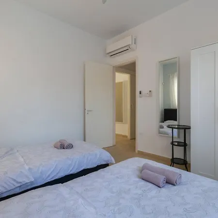 Ferienhaus Sapphire - Luxury 5br Designer Retreat With A Private Swimming Pool Peyia