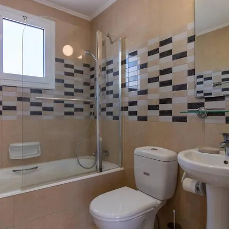 Ferienhaus Sapphire - Luxury 5br Designer Retreat With A Private Swimming Pool Peyia