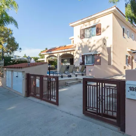 Ferienhaus Sapphire - Luxury 5br Designer Retreat With A Private Swimming Pool Peyia