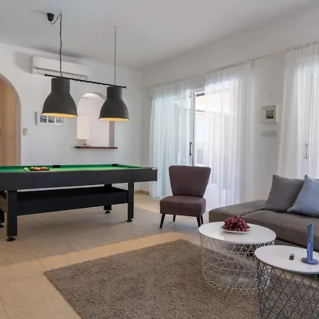 Sapphire - Luxury 5br Designer Retreat With A Private Swimming Pool * Peyia
