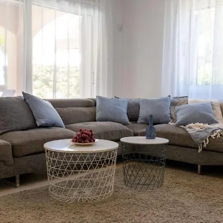 Sapphire - Luxury 5br Designer Retreat With A Private Swimming Pool *