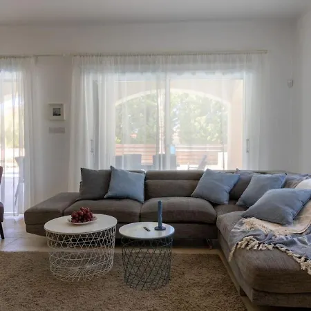 Sapphire - Luxury 5br Designer Retreat With A Private Swimming Pool * Peyia