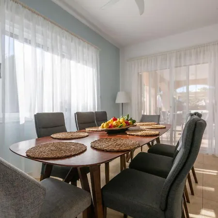 Sapphire - Luxury 5br Designer Retreat With A Private Swimming Pool Hébergement de vacances *