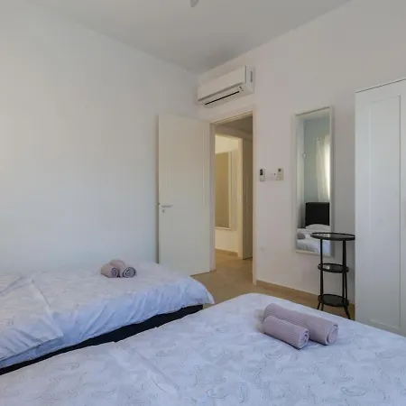 Sapphire - Luxury 5br Designer Retreat With A Private Swimming Pool Peyia