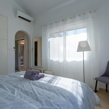Sapphire - Luxury 5br Designer Retreat With A Private Swimming Pool Peyia