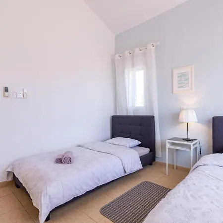 Sapphire - Luxury 5br Designer Retreat With A Private Swimming Pool Hébergement de vacances Peyia