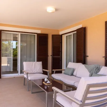 Sapphire - Luxury 5br Designer Retreat With A Private Swimming Pool *