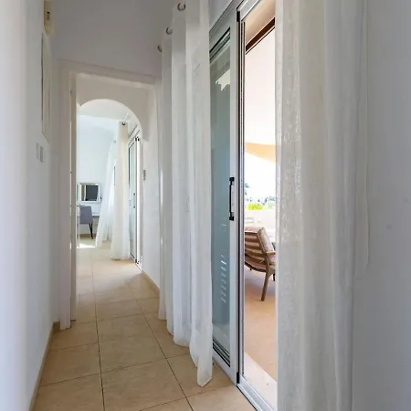 Sapphire - Luxury 5br Designer Retreat With A Private Swimming Pool * Peyia