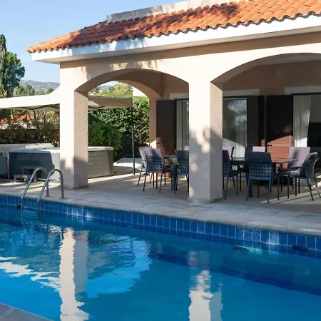 Sapphire - Luxury 5br Designer Retreat With A Private Swimming Pool Hébergement de vacances Peyia