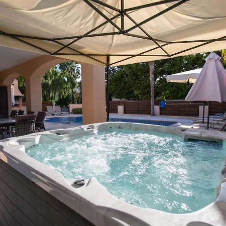 Sapphire - Luxury 5br Designer Retreat With A Private Swimming Pool Hébergement de vacances Peyia