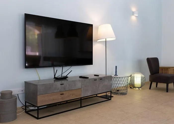 Sapphire - Luxury 5br Designer Retreat With A Private Swimming Pool Pegeia