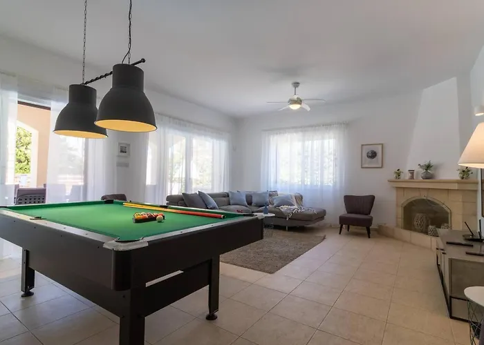 Sapphire - Luxury 5br Designer Retreat With A Private Swimming Pool