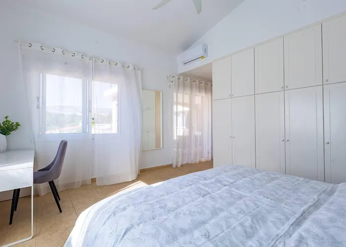 Sapphire - Luxury 5br Designer Retreat With A Private Swimming Pool Pegeia