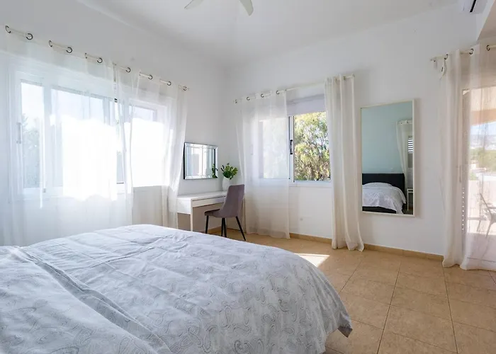 Feriehus Sapphire - Luxury 5br Designer Retreat With A Private Swimming Pool Pegeia