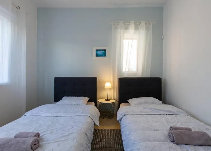 Sapphire - Luxury 5br Designer Retreat With A Private Swimming Pool *