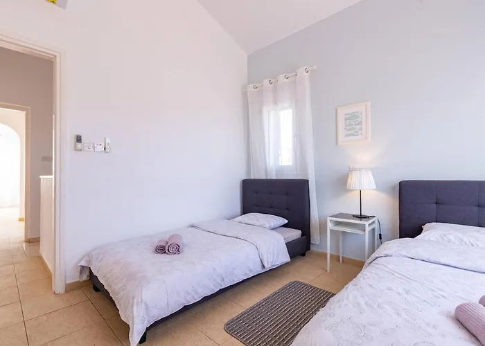 Sapphire - Luxury 5br Designer Retreat With A Private Swimming Pool Pegeia