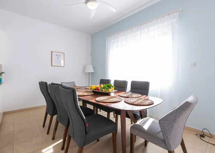 Feriehus Sapphire - Luxury 5br Designer Retreat With A Private Swimming Pool Pegeia