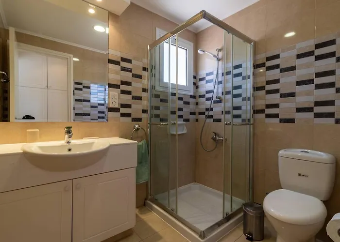 Sapphire - Luxury 5br Designer Retreat With A Private Swimming Pool *