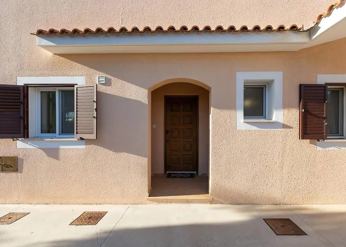 Sapphire - Luxury 5br Designer Retreat With A Private Swimming Pool *